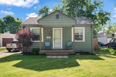 Welcome to this beautifully updated 2-bedroom, 1-bathroom home - photo 4