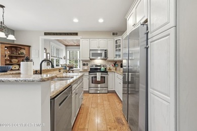 Welcome to this beautifully maintained and fully furnished home - photo 9
