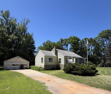 Situated on a beautiful 2-acre property with a pond on a corner - photo 1