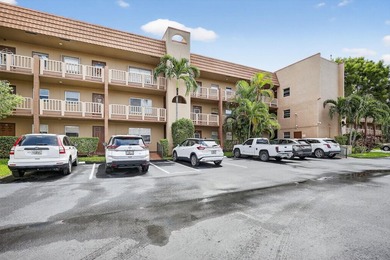 BEAUTIFUL REMODELED UNIT LOCATED IN SUNRISE LAKES PHASE 3, WITH - photo 2