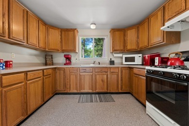 Well-maintained 2-bedroom, 1-bath home offering a beautiful lake - photo 2