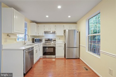 Beautifully maintained end-unit townhome in the highly desirable - photo 8