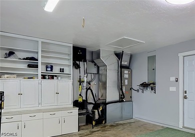 Nestled near the end of a cul-de-sac, this beautifully remodeled - photo 30