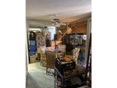 Great location! Priced to sell! 2Br 2.5Ba townhouse. Centrally - photo 3