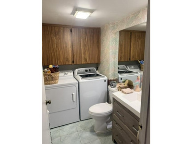 Great location! Priced to sell! 2Br 2.5Ba townhouse. Centrally - photo 4