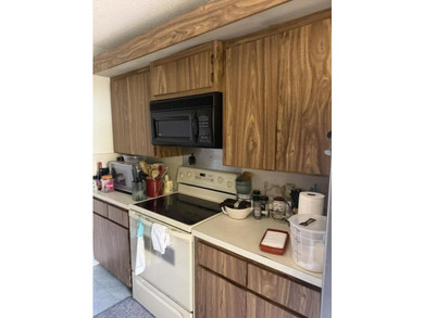 Great location! Priced to sell! 2Br 2.5Ba townhouse. Centrally - photo 8