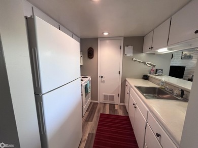 Welcome to your private escape in Clear Lake! This desirable - photo 13
