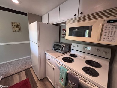 Welcome to your private escape in Clear Lake! This desirable - photo 16