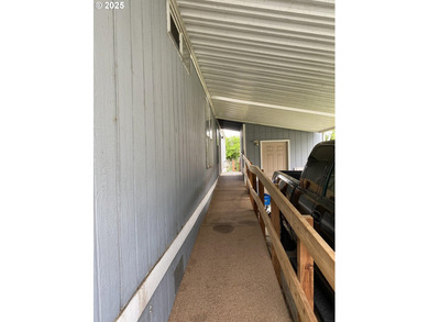 Don't miss this well-maintained 2-bedroom, 2-bathroom single