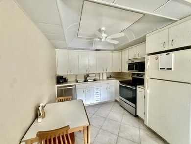 Immaculate 2-bed, 2-bath third-floor condo offering stunning - photo 3