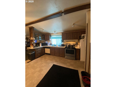 Don't miss this well-maintained 2-bedroom, 2-bathroom single