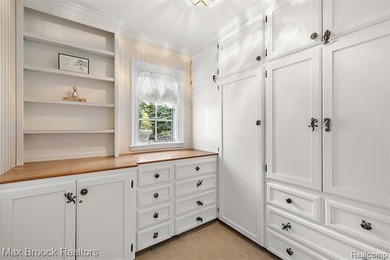 This breathtaking lakefront estate makes an unforgettable first - photo 20