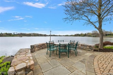 This breathtaking lakefront estate makes an unforgettable first - photo 30
