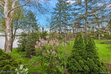 This breathtaking lakefront estate makes an unforgettable first - photo 32