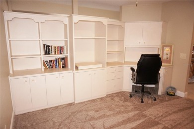 ***EXPANSIVE HARBOR VIEWS*** Spacious unit with 2 Bedrooms Plus - photo 11