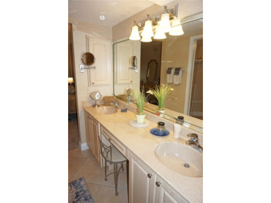 ***EXPANSIVE HARBOR VIEWS*** Spacious unit with 2 Bedrooms Plus - photo 30