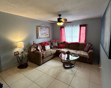 Welcome to this spacious 2 bedroom, 1 bath unit with relaxing - photo 3