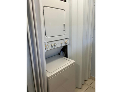 Welcome to this spacious 2 bedroom, 1 bath unit with relaxing - photo 7