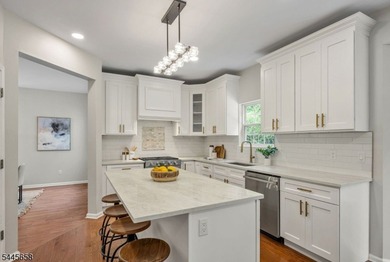 Introducing a very special luxury property where everything is - photo 10
