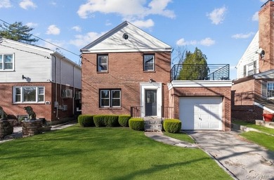 (private lake, pond, coastal) Home For Sale in Little Neck New York