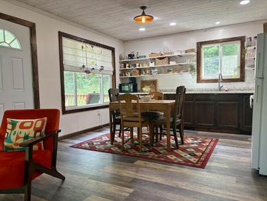 Escape to your own charming ''tree house'' retreat nestled on a - photo 4