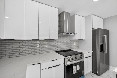 Stunning Fully Renovated 4-Bedroom, 3-Bathroom Modern Oasis with - photo 22