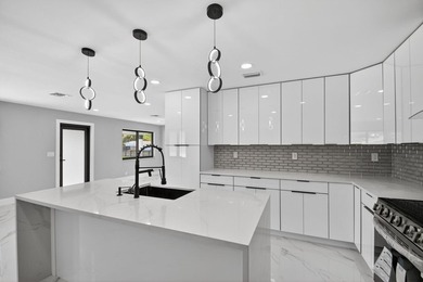 Stunning Fully Renovated 4-Bedroom, 3-Bathroom Modern Oasis with - photo 24