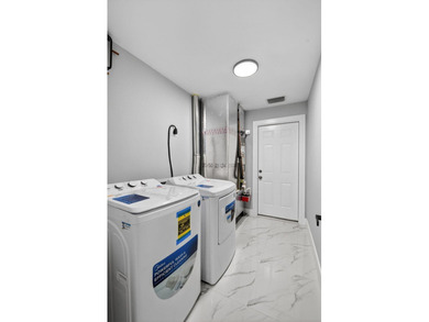Stunning Fully Renovated 4-Bedroom, 3-Bathroom Modern Oasis with - photo 37