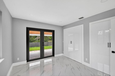 Stunning Fully Renovated 4-Bedroom, 3-Bathroom Modern Oasis with - photo 54