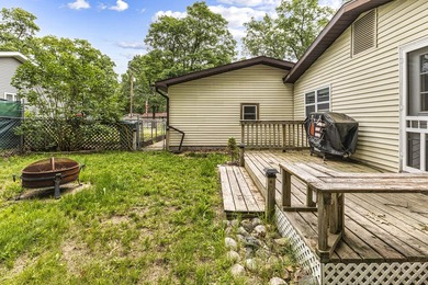 This beautifully maintained 3-bedroom, 2-full-bathroom home - photo 2