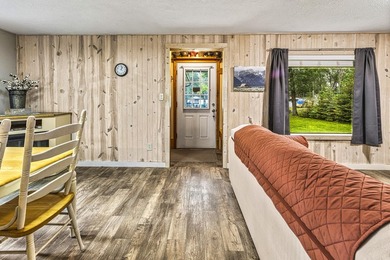 This beautifully maintained 3-bedroom, 2-full-bathroom home - photo 3