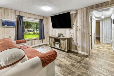 This beautifully maintained 3-bedroom, 2-full-bathroom home - photo 4