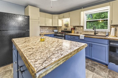 This beautifully maintained 3-bedroom, 2-full-bathroom home - photo 9