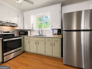 This cute cabin on year-round deep water is the lakefront - photo 4
