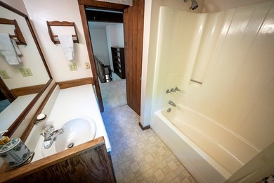 Beautifully kept 2 bed/ 2 1/2 bath mountain home oasis with an - photo 16