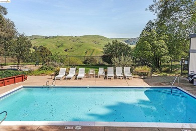 Retreat like setting surrounded by hiking trail, parks and golf - photo 4
