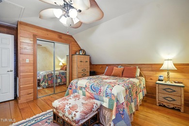First time on the market, this cozy waterfront cabin graces the - photo 18