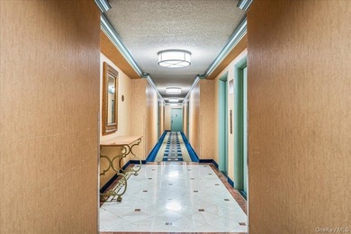 Welcome to Lakeside Towers. This beautifully renovated alcove - photo 19