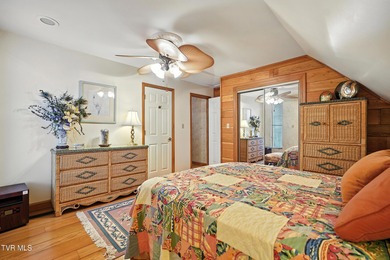 First time on the market, this cozy waterfront cabin graces the - photo 19