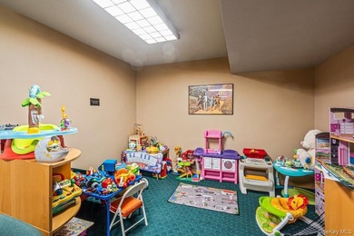 Welcome to Lakeside Towers. This beautifully renovated alcove - photo 24