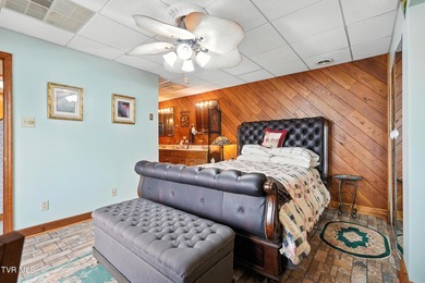 First time on the market, this cozy waterfront cabin graces the - photo 27