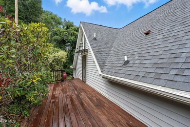 First time on the market, this cozy waterfront cabin graces the - photo 41