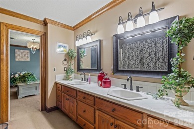 Welcome to a truly rare luxury estate set on over 3 acres - photo 30
