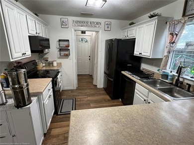 Beautifully Updated 3BR/1BA Home with Spa, Workshop & Fully - photo 14