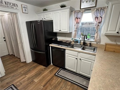 Beautifully Updated 3BR/1BA Home with Spa, Workshop & Fully - photo 15