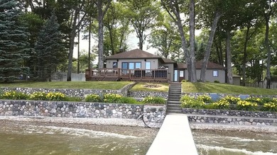 Welcome to this exceptionally well-maintained 3-bedroom, 2-bath - photo 1