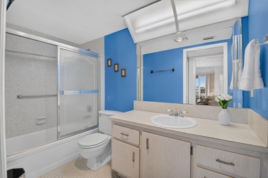Light, bright,, and spacious 2 bedroom, 2 full bath apartment on - photo 13