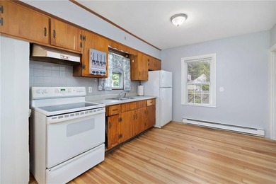 Charming 3-bedroom Bungalow situated on an oversized lot in a - photo 17