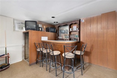 Charming 3-bedroom Bungalow situated on an oversized lot in a - photo 23