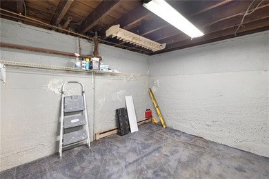 Charming 3-bedroom Bungalow situated on an oversized lot in a - photo 24